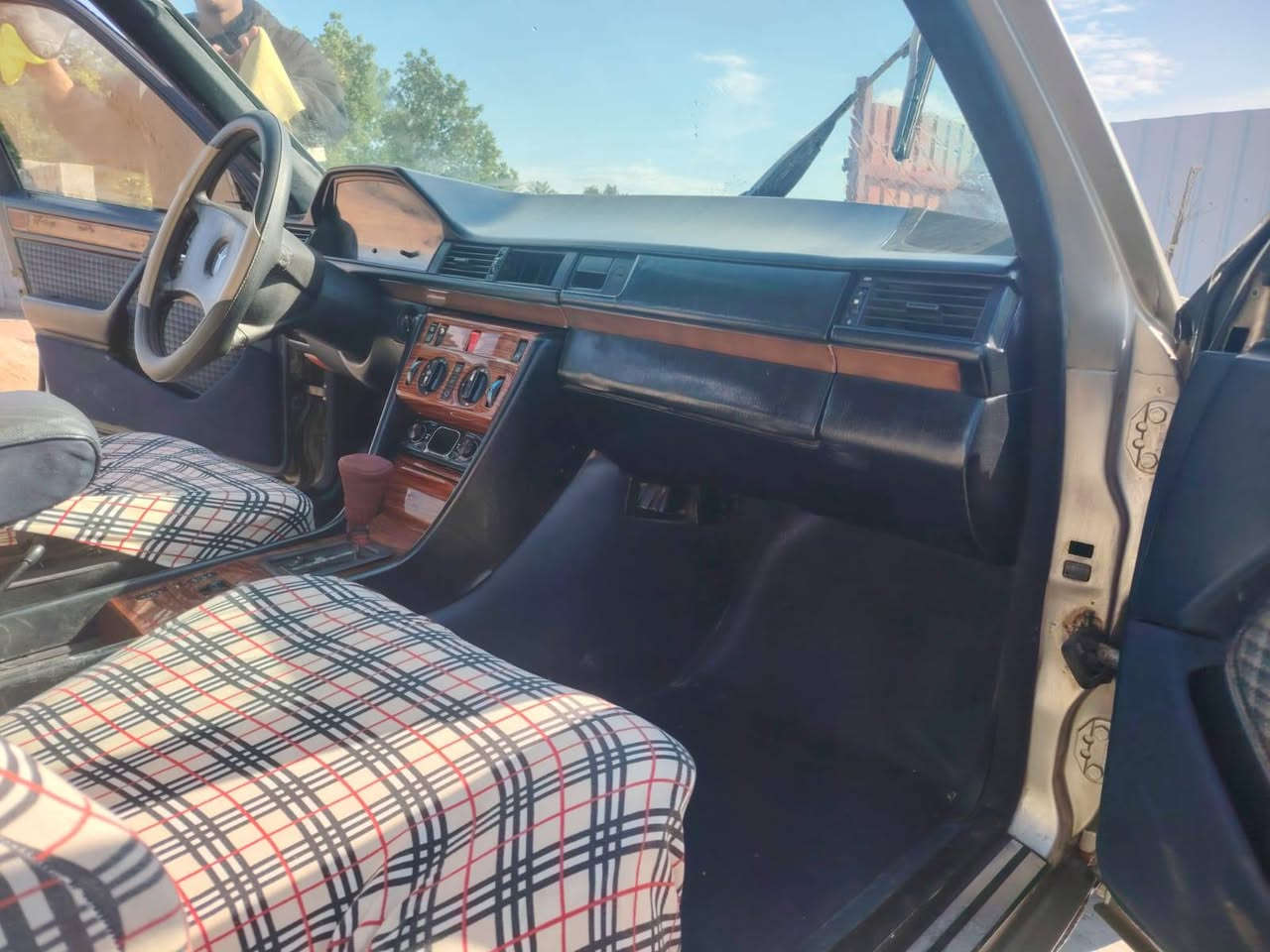 السلام عليكم
للبيع دب موديل 90 محرك ٢٥٠٠ رقم انبار دولي مشروع وطني بأسمي قواعد دبل بيهن خياس معمرات سعر 50/سوق الشيوخ
***********
