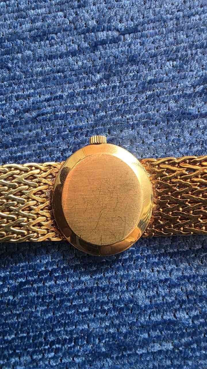 السلام عليكم  
الساعة  مزاد لمدة يومين الى الاحد بالليل يعني باعلى سعر ابيع 
Omega ڤنتج سويسري 
 من الذهب عيار 18 وليس طلاء 
مكينة Omega Caliber 625
اصدار السبعينات
وزنها الكلي 44 غرام 
قطر الساعه 20 ملم 
طولها الكلي ١٧ سم 
ملاحظة ( فقط قيمة الذهب تعادل 6 مليون تقريبا  بدون قيمة الساعة ) 
مكان الساعة ببغداد


**إذا كنت صاحب هذا الإعلان وتريد حذفه لأي سبب، رجاءا أرسل رسالة إلى الدعم الفني**