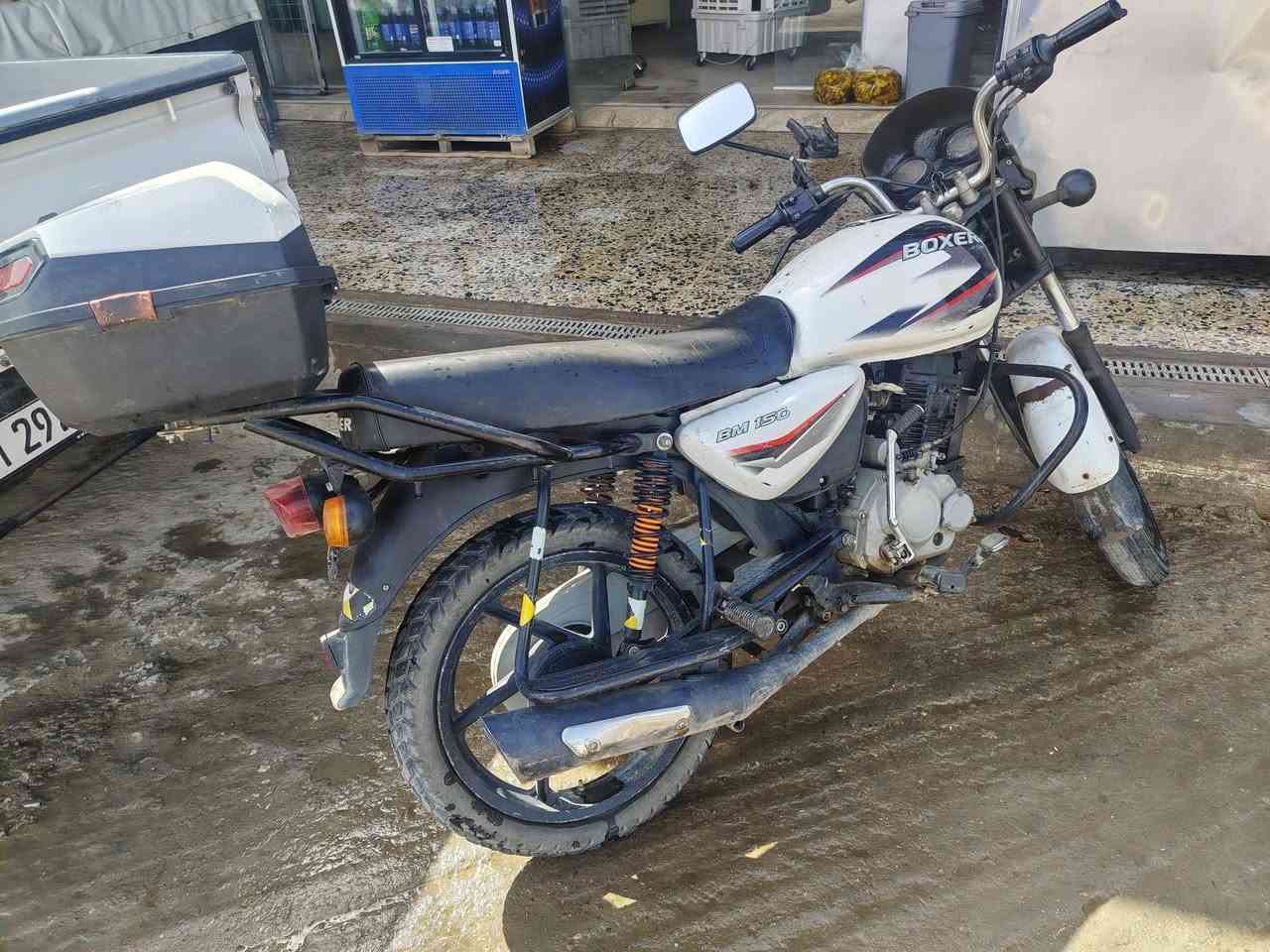 دراجه بوكسر للبيع
نضيفه بيها شغلات بسيطه 
السعر 700..بيها مجال بسيط 
أوراق كامله..
مكان صويره حي دجله 
***********
