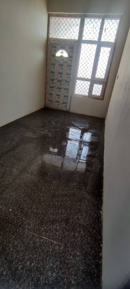 الدار للبيع في كاطون الرحمة بمربع 6الاف  المساحة 120 متر البناء طابقين يحتوي على 3غرف نوم +صحيات لكل طابق +صالة عدد2+استقبال+ مطبخ + منور عدد 2 الطابق الثالث بيتونة وسطح اي استفسار اخر متواجد على الفيس او اتصل على هذا الرقم (***********)
