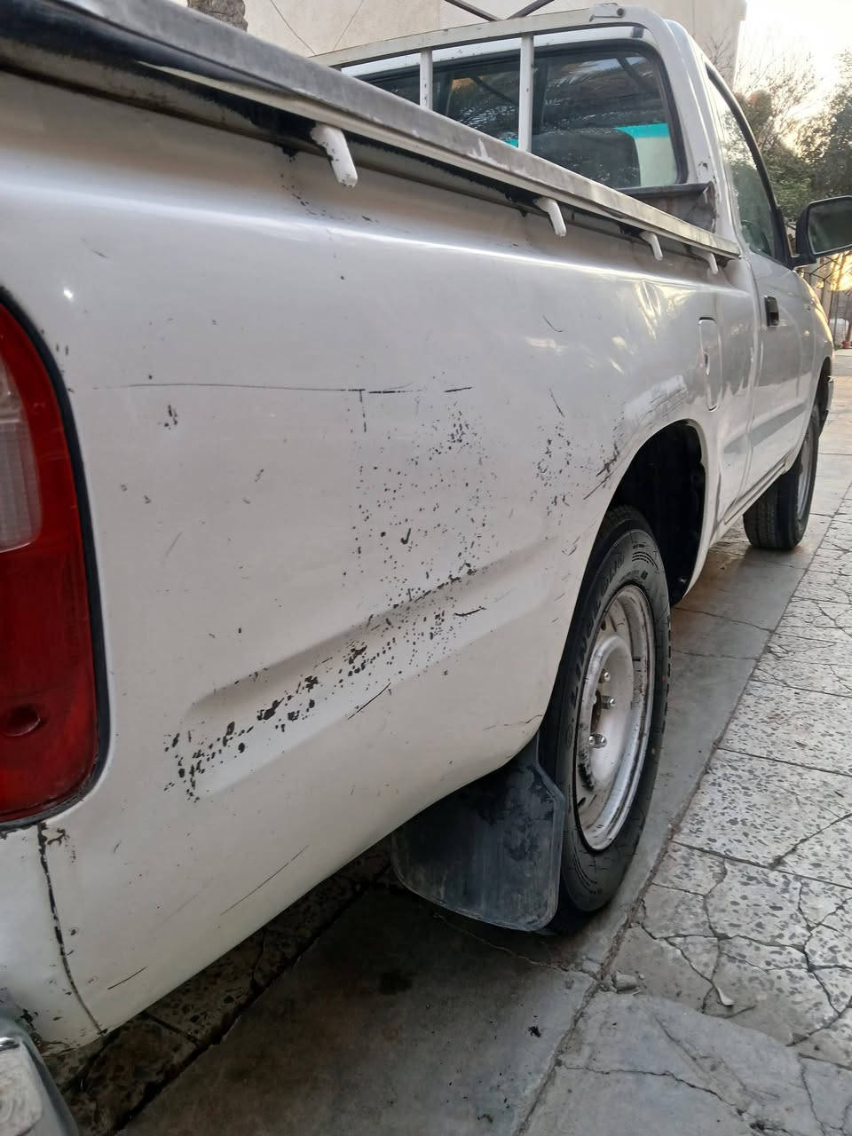 السلام عليكم بيك اب 2001
فلاحي ٢٠٠١ لون ابيض
رقم ديالى دولي لوحات باقي عل استلام 
شاصي تخم تاير باتري جديد 
محرك ٢٧٠٠ ما مفتوح برغي بي عل وضع شركة 
السيارة كفالة عامة بدون صبغ بس بيهة شخوط بالبدي الأيمن موضح بالصورة كل قطعة بالسيارة أصلية مال شركة تبريد شغال 
المكان ديالى بعقوبة السعر ١٠٥ ورقة الي يعجبة السعر يتصل 
*********** ابيع تحويل فقط بدون وكالة
