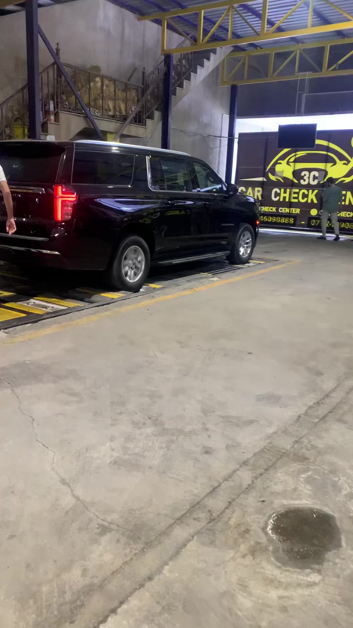 السلام عليكم 
تاهو موديل 
2023 
رقم فحص 
السياره كفالة عامه بس الباب وره السايق اكلير من امريكا 
بدون بارد بدون فتح  
مكان السياره البصره
السعر 450 
رقم الهاتف
***********
