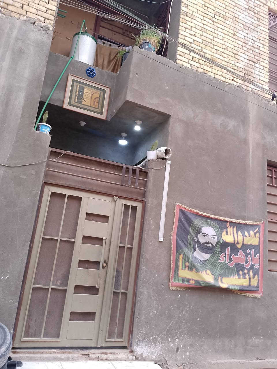 ياالله سلام عليكم بيت البيع  بنيان جديد طابوك كونكرين  بزدينوايه ثني بيت عن الشراع العام ماسحته 90 جوه بيه ديونه وغرفه ومطبخ وحمام خرجي وحمام دخلي وفوك غرفتين كبار وصله وحمام  الدرج ولحمامت سراميك موجود ولفوك عاوزه باس مخمر وبقي تفصيل نتصل وبيك خير وتدلل ***********
