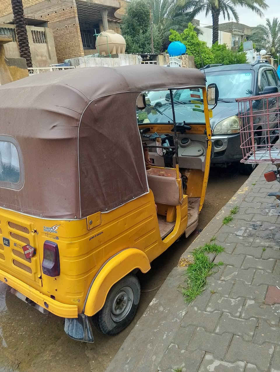 سلام عليكم ورحمة الله وبركاته تك تك 20 بيها لغد ودوس تك تك حلوة ونضيفة اكفلها تنقيص تبخير بيهة بس صوت بل درايم شفت ترايك لبغداد تروح وترجع محرك خير من الله سعره 6500 كل التفاصيل ذكرتهة مو تخابرني دكلي شبيهة عنوان ديالى بعقوبة *********** تخابرني بيك خير ودلل
