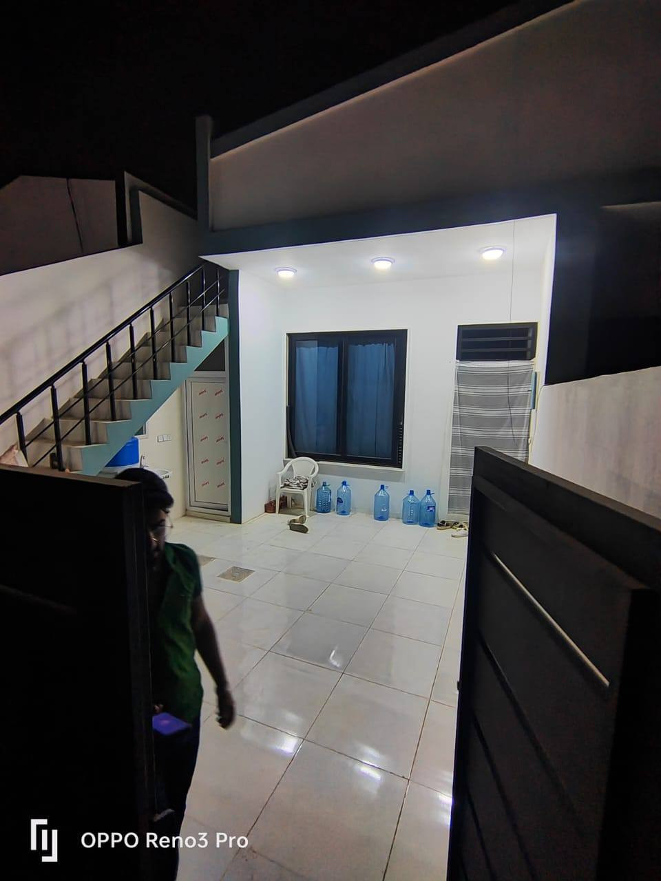 دار للبيع منطقه دروازه طريق سليمانيه ثالث استداره قرب مقر كوران مساحه البيت 100 متر عمر البيت سنه
***********
*********** كركوك, العراق
