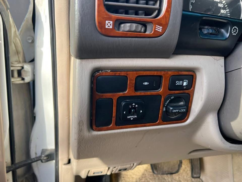 VXR قطرية نادرة
لون صدفي موديل ٢٠٠٧ محرك ٨سلندر بيها صبغ قمار و رفقت السونار بالصور فول مواصفات لكزز حساسات امامي خلفي كشنات جلد منظومة مضخم صوت و شاشة دبل تانكي دبل سببر  دي في دي بالقمارة بلادي ثلاجة محرك و كير و تبريد كله جديد رقم اربيل بأسمي مكاني السليمانية
السعر ١٥٣ بيع فقط بلا مرارس
***********
