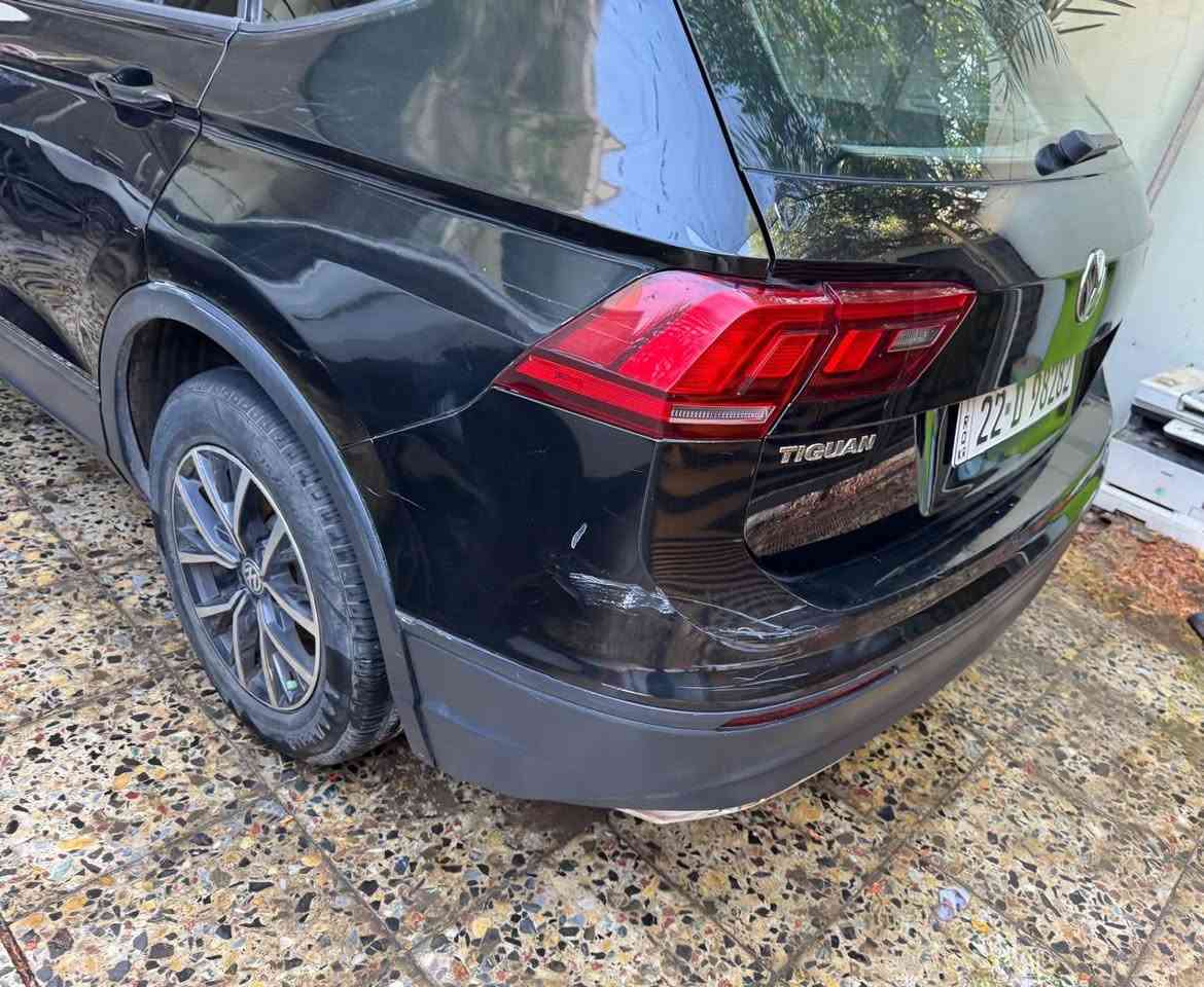 Vw tiguan وارد امريكي لون اسود
موديل 2021
مواصفات s 
السيارة نضيفة وحلوة ومعتني بيها وكلشي بيها بلادي
المواصفات
سويج مو بصمة
هاند بريك كهربائي
جام 4 اوتو 
تبريد قطعتين
رادار امامي وجانبي وخلفي
محرك 2000 توربو 
وكير 8atنمر
السيارة 7 راكب
كشنات مغلف جلد
شاشة حجم 7 بوصة وبيها apple carplay و android auto 
السيارة ماشية 75 الف ميل
والسيارة مابيها اي حادث بالعراق  بس من امريكا كما موضح بالصور مبدل باب خلف السايق والجاملغ الخلفي معدل
عارضها ب 139 ورقة وبيها مجال
للتواصل ***********
