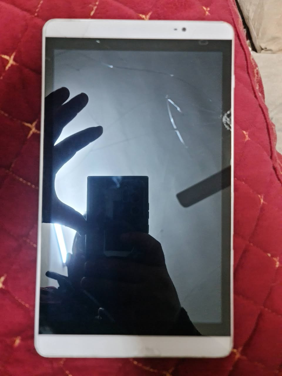 السلام عليكم ..تابلت عدد ٢ حجم ٨ انج
واحد امزون سليم ١٠٠% سعره ٤٥ الف 
والثاني هواوي مواصفات بس التج مال الشاشه مفطور لكن الجهاز شغال ١٠٠% سعره ٣٥ الف للاتصال  ***********
