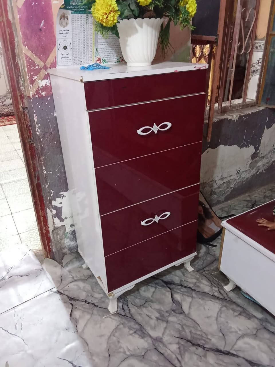 سلام وعليكم غرفه نوم للبيع نضيفه وسعر مناسب مكان لبصره رقم ***********سعر١٧٥
