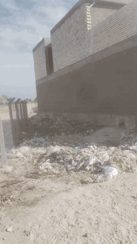 السلام عليكم للبيع بيت ١٠٠ متر واجها ٥ ونزال ٢٠ نقص شبابيك وارضيه كامل بناء درجه اولا تأسيس كهربائيات
مشطب حمامات وحولي جاهز لتطبيك تبليط للباب كهرباء ماء انترنيت سحب منطقه كامله حي النصر الاولئ شار المكاتب ***********
*********** واتساب
