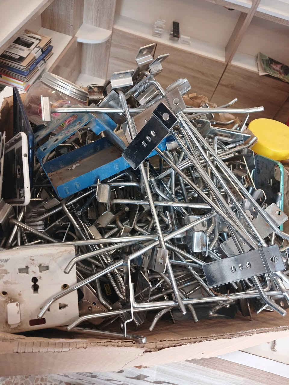 فاترينات عدد ٢ طول مترين ونص
حامله هوكات عدد ٢ طول مترين ونص
هوكات تقريبا 150 قطعه 
السعر الكلي ٢٢٥ 
***********
