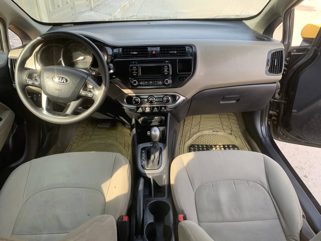 سلام عليكم كيا ريو 2014 وارد امريكي حادثه مثل ماموضح بل سونار الباب الخلفي وشويه من الجاملغ بدون تبديل ودواخل 

كير ومكينه كفاله داخل لونين 

تحكم ستيرن جهتين 

اربعه جام كهربائي 

نضام ايكو + مخارج شحن 

السياره سعرها مناسب لليشتغل بيها عله باب الله 

عارضها (78 $) وبيها مجال حك جيتك 

رقم بغداد الدولي الجديد هيئه وغرامات مصفره 

مكاني بغداد البلديات للاستفسار 📞

هـ/***********
