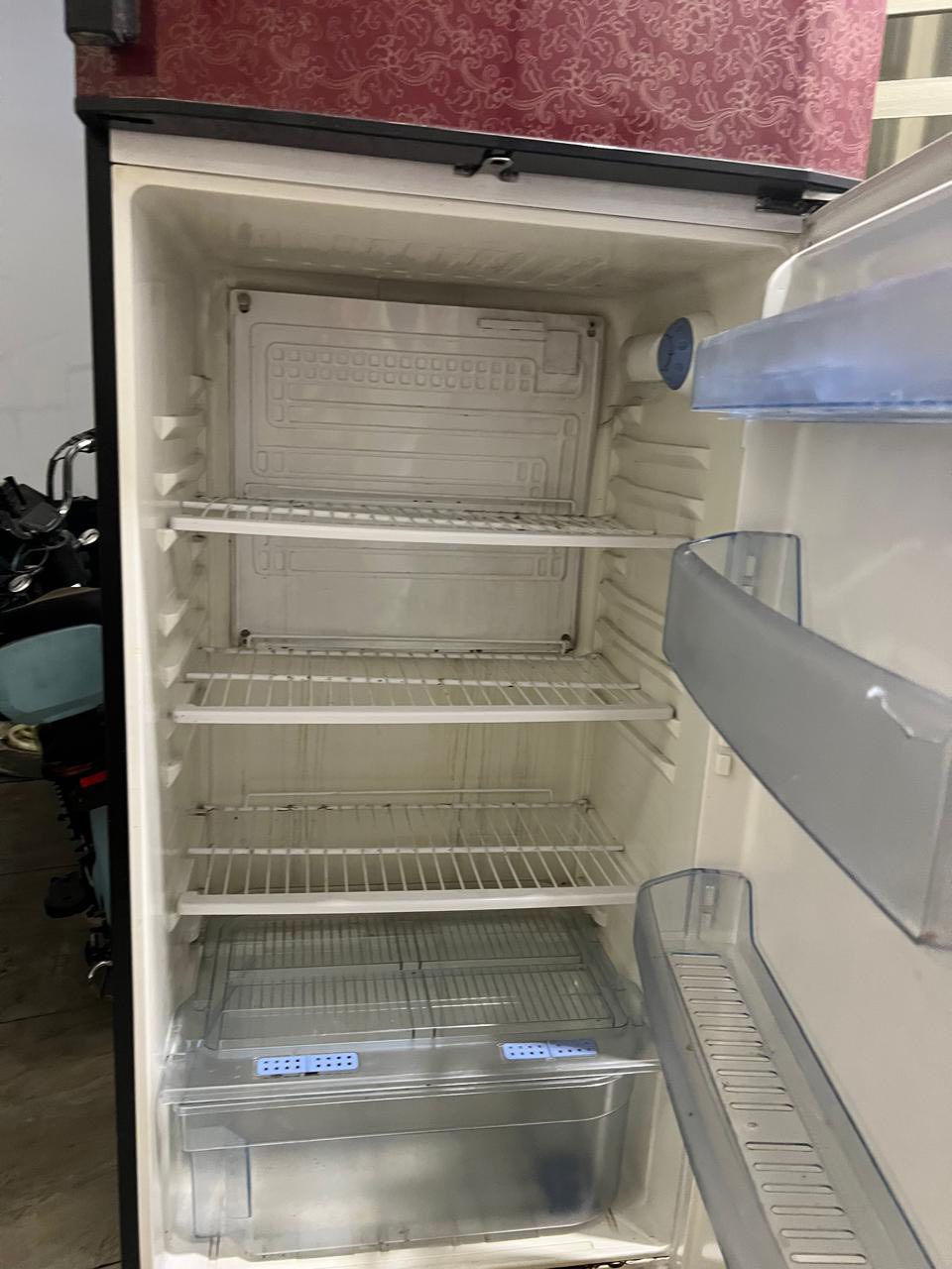 سلام عليكم للبيع ثلاجه بيه مكثف  عاطل سعر ١٠٠ الف بغداد موبايل***********
