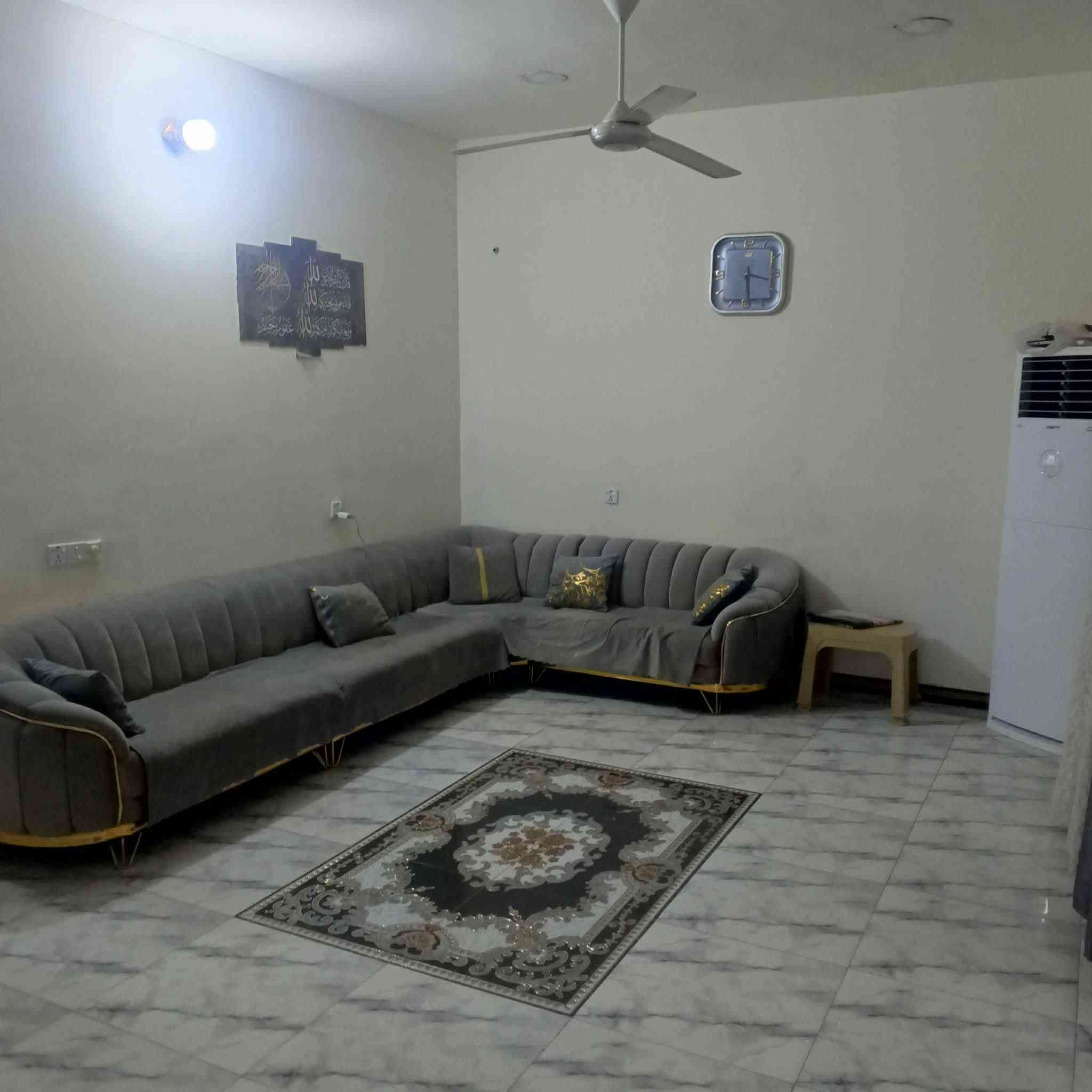 يالله سلام عليكم دار للبيع بغداد المدائن خلف قاعه أوسكار زراعي التصنيع قرب مدرسة الرواد الابتدائية الدار بناء حديث ٢٥٠ متر بناء طابوك يتكون الدار من غرفتين نوم وصاله واستقبال ومطبخ وكراج سيارة حديقه صحيات داخلية خارجيه خدمات كامله تبليط كهرباء انترنيت ضوئي سحب ذهبي السعر ٧٠ وبي مجال للاستفسار الاتصال على الارقام *********** أو *********** وات ساب علماً مساحه بناء حديث وكله طابوك

