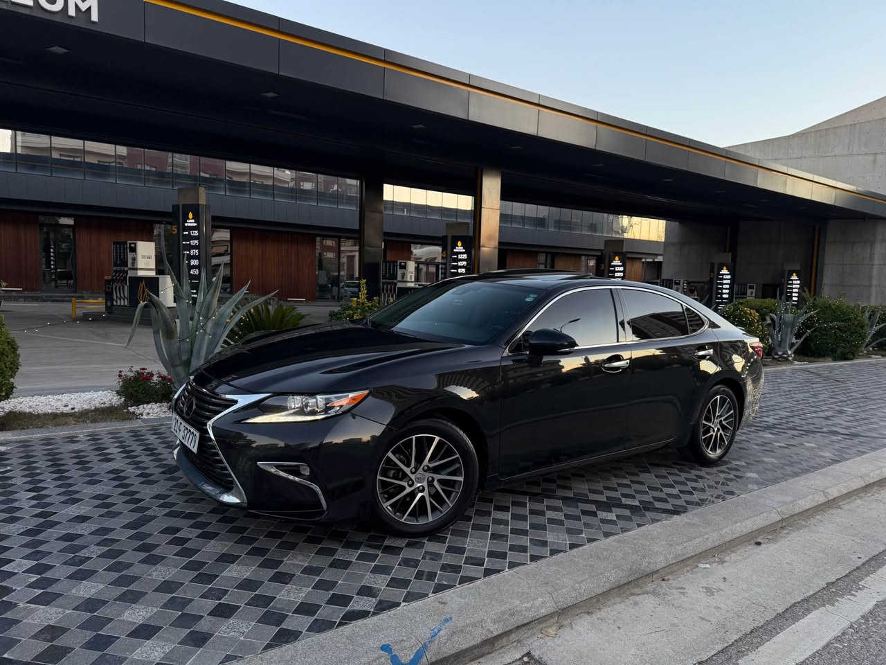 لێگزز ٢٠١٧  ES 350
سلایت بەصمە پەردە کوشن ساردو گەرم رادار پێشو دواو تەنیشت خەتی جادە ECO . Sport .Nromal 
گیرومەکینە نەکراوەتەوە بەشەرت بێ عەیب 
سەنەوی رەقەمی تازەیە تا ٢٠٣٠ 
سەوتی دیجیتالی نیە 
تەنها ٩٥  هەزار کم حقیقی رۆیشتوە 
بی بۆیاخ بێ سارد بێ کرانەوە بێ لێ دران 
دەعامیش بەشەرت بۆیاخ نیە 
هیچی نیە سەیارەکە نمونەیە لە جوانی و تازەی 
کوشن و داخلی لۆکە لەسەر دەقی شەریکەیە 
شوین/ سلێمانی 
نرخ/ ٢٠٣ 
ئاسیا  /  *********** السليمانية, العراق
