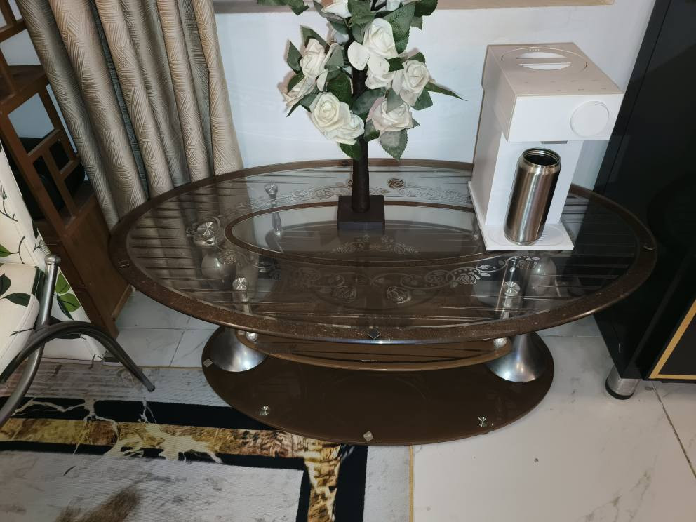 السلام عليكم ورحمة الله وبركاته..... 
ميز طعام تركي مع ٦ كراسي بحال ممتازة مع طبلات چام عدد ٥ للبيع للاستفسار الاتصال أو واتساب *********** المكان التقية الديوانية
