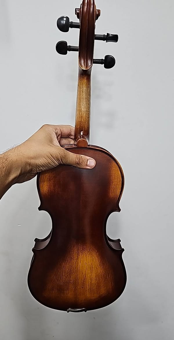 آلة كمان إحترافية (الصوت مرفق بالفيديو)
تخفيض لأسعار الكمان ذو الجودة العالية من ٢٠٠ الف الى ١٥٠ الف 
صوت نقي ، خشب احترافي مع مفاتيح وملحقات من خشب الأبنوس 
مع سلاسة بالعزف رهيبة
🔴🔴 جودة الصوت مرفقة بالفيديو اذا مو نفس الصوت يرجع مع المندوب 
يشمل العرض حقيبة مربعة  + كمان + قوس + دامر 
توصيل متوفر لكافة مناطق العراق 
تتوفر كافة ملحقات الكمان بأنواعها 
* اوتار ، دامر ، ميوت ، أقواس ، ستاند نوطة ، كتافية 
كورساتنا التعليمية مستمرة بأعلى المستويات وأفضل النتائج  من الصفر ولغاية الأحتراف ( أدخل للصفحة وشوف النتائج  ولكل الأعمار )
عنواننا المنصور ساحة ابو جعفر المنصور/ المركز الثقافي 
للأستفسار والحجز راسل الصفحة او واتساب ***********
بأشراف عازف الكمان علي الغبان
Learning music and Violin تعــليـم الموسيقى والكــمان
