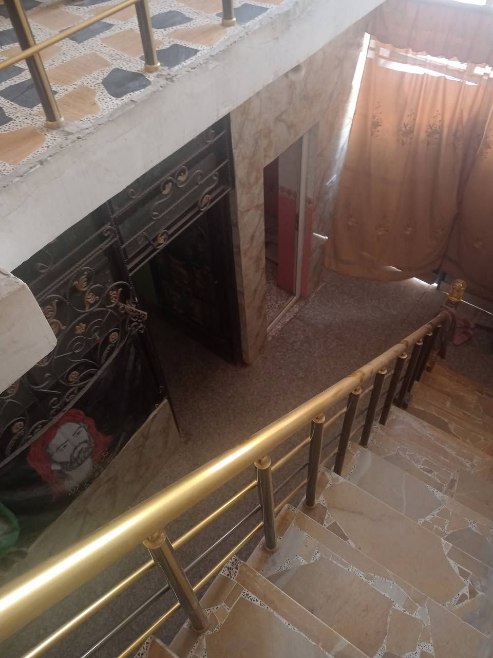 السلام عليكم
دار للإيجار
حلة حي الشاوي قرب مكتب الخضراء 
شارع تجاري ٢٠م عرض الشارع
مساحة ١٤٠ م
طابقين
طابق ارضي صالة ومطبخ وكيلدور ومجمع صحيات
طابق ثاني ٢ غرفة نوم وهول ومجمع صحيات  وصطح ثاني
للاستفسار***********
***********
*********** ابواحمد لبيع وشراء العقارات في بابل مكتب البيت الأمين حلة نادر الأولى قرب آسواق الجمل ملاحظة نستقبل جميع عروض البيع والشراء والايجار الرهن
