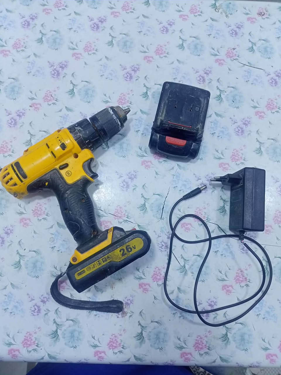 دريل ديوالت فحمه مع بطاريات 2 وشاحنة شرط شغل سعرة 25 الف مع توصيل *********** كركوك, العراق
