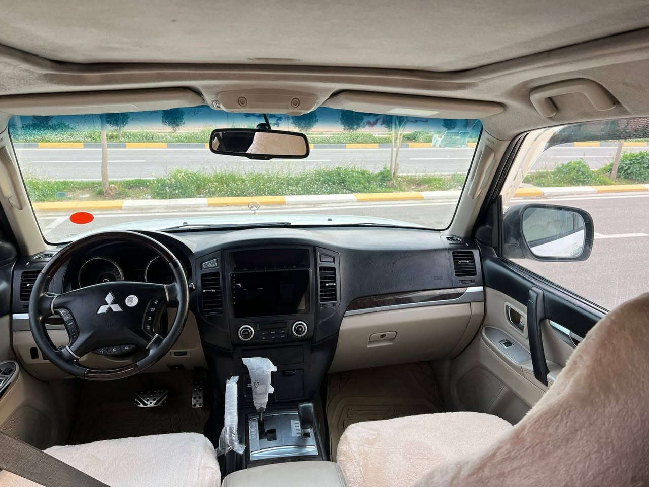 سلام عليكم باجيرو موديل 2010 بدون ضرر جاملغ مبدل بلاد والثاني صبغ والباقي مكفول گير محرك مكفول فول فول مواصفات 1/1  حاسه كامره فتحة سقف كشن جلد 7راكب 3تبريد شغال دفع رباعي شغال تخم تايرجديد صار اسبوع شاده محرك 3500 لا صرف ولا بخار اشاير بالأمرايا  مرءي شفط اهواي مواصفات اتصل وتدلل *********** العنوان قضاء كلار محافظة سليمانيه
