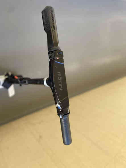 سلام عليكم سكوتر للبيع 
يتحمل وزن 95
ويطبق وزنه 5الى10كيلو
وبطاريه ليثيوم البطاريه تنشال
وبس قطعه وحده مكسوره وموجوده الي يشتري ياخذه 
وياه شاحنه اصليه وسرعته 18 على الوزن الثقيل 
اما الوزن الخفيف من 20 الى35 والبطاريه تشحن الموبايل او ايباد  يعني يشحن اي شيء
والسكوتر موديل 2023 ويبقى يمشي 20KM
وسكوتر نظيف والقطعه المكسوره تصلح 5تالاف بالصدريه 
سعره340وبي مجال رقمي على الوتساب ***********
