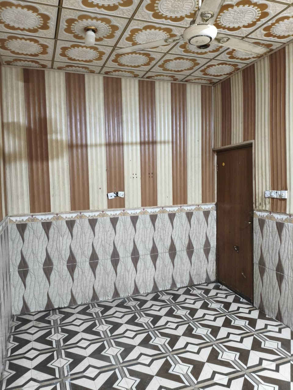 حياكم الله 
شارع المكاتب البيت 7 فرع عن سوك الجمهورية 
طابقين غرفتان واحدة في طابق الارضي و 2 في طابق الاول 
*خدماته* هناك 2 براميل ماء واحد طابق ارضي والثاني في الاول منها ماء حلو وماء اعتيادي حسب رغبة المؤجر
سعر الايجار ٦٥٠
لكن أن يكون دفع الماء والكهرباء على المؤجر 
مساحته 54م


**إذا كنت صاحب هذا الإعلان وتريد حذفه لأي سبب، رجاءا أرسل رسالة إلى الدعم الفني**