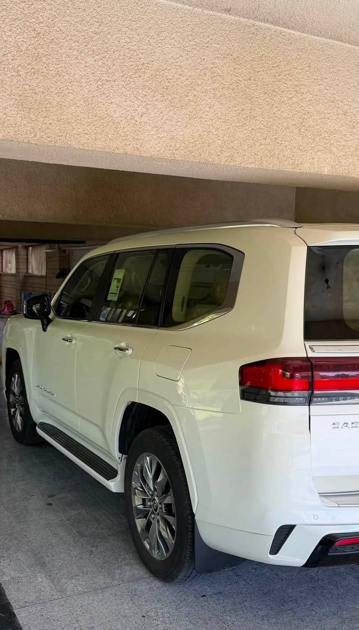 السلام عليكم
LAND CRUISER 2024 VX  PLUS  SAS 
لاندكروز 2024 VX ساز ابو الضمان تنفس طبيعي المرغوب
صيانة دورية كله بل شركة 
ماشية 16,000km  سيارة بوضع الزيرو 
السياره فول مواصفات مكفولة كفالة عامة عده ملاحضات بسيطه  رقم بغداد بسمي تحويل ثاني يوم 
مكان السيارة جادرية شارع الوزراء 📍
تواصل ⬇️
 *********** 📞
