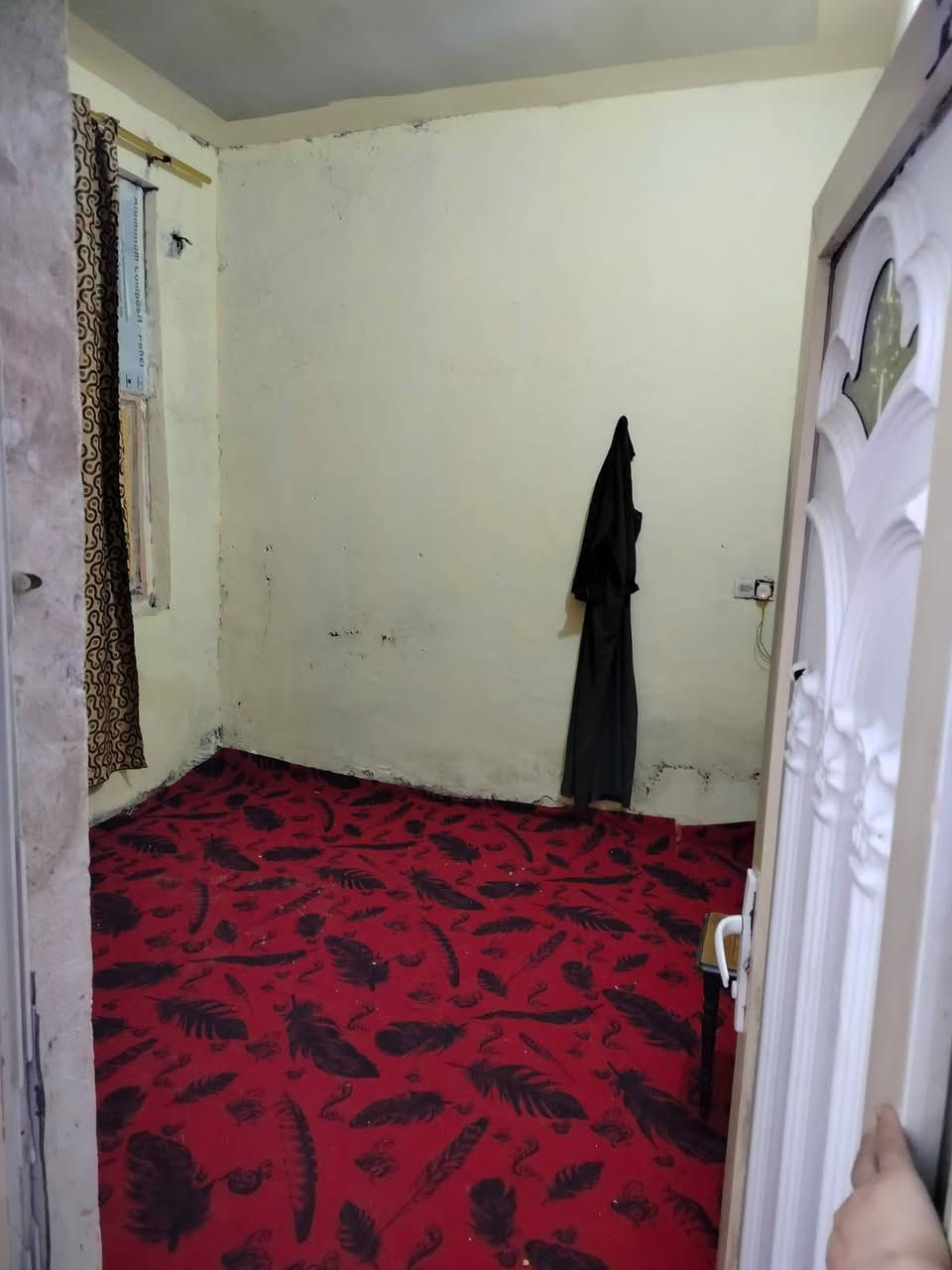 بيت البيع مساحة 120متر بي  غرفة صالة وستقبال تواليت خارجي حمام  بيت صب مسلح بيت بي ورقة طابو زراعي سند ٢٥ سعر 38علا شارع عريض مكان سبع قصو شارع ابو علي  يم حسبنية ال هاشم رقم ***********
