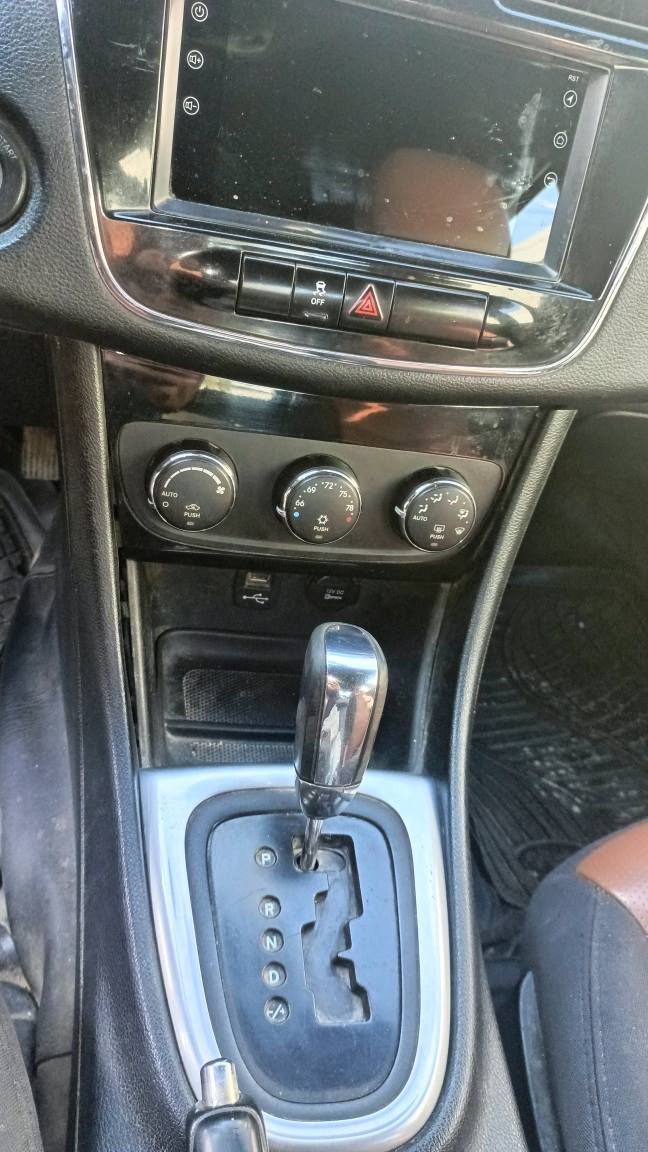 2013 كرايسلر C200  امريكي
 محرك 2400  تبريد فول  ضربتهة جاملغ يم السايق وطخة خفيفة جاملغ الخلفي تصلح ع البارد فقط ومصبوغة عام  الرقم بغداد مشروع وطني مصفرة غرامات السنوية باسمي والتحويل ثاني يوم السيارة خير من الله ترايك وين متريد تطلع مكفولة من الگص  رايدهة ب62 وبيهة مجال الرقم   ***********  مكان السيارة في كربلاء كربلاء, العراق
