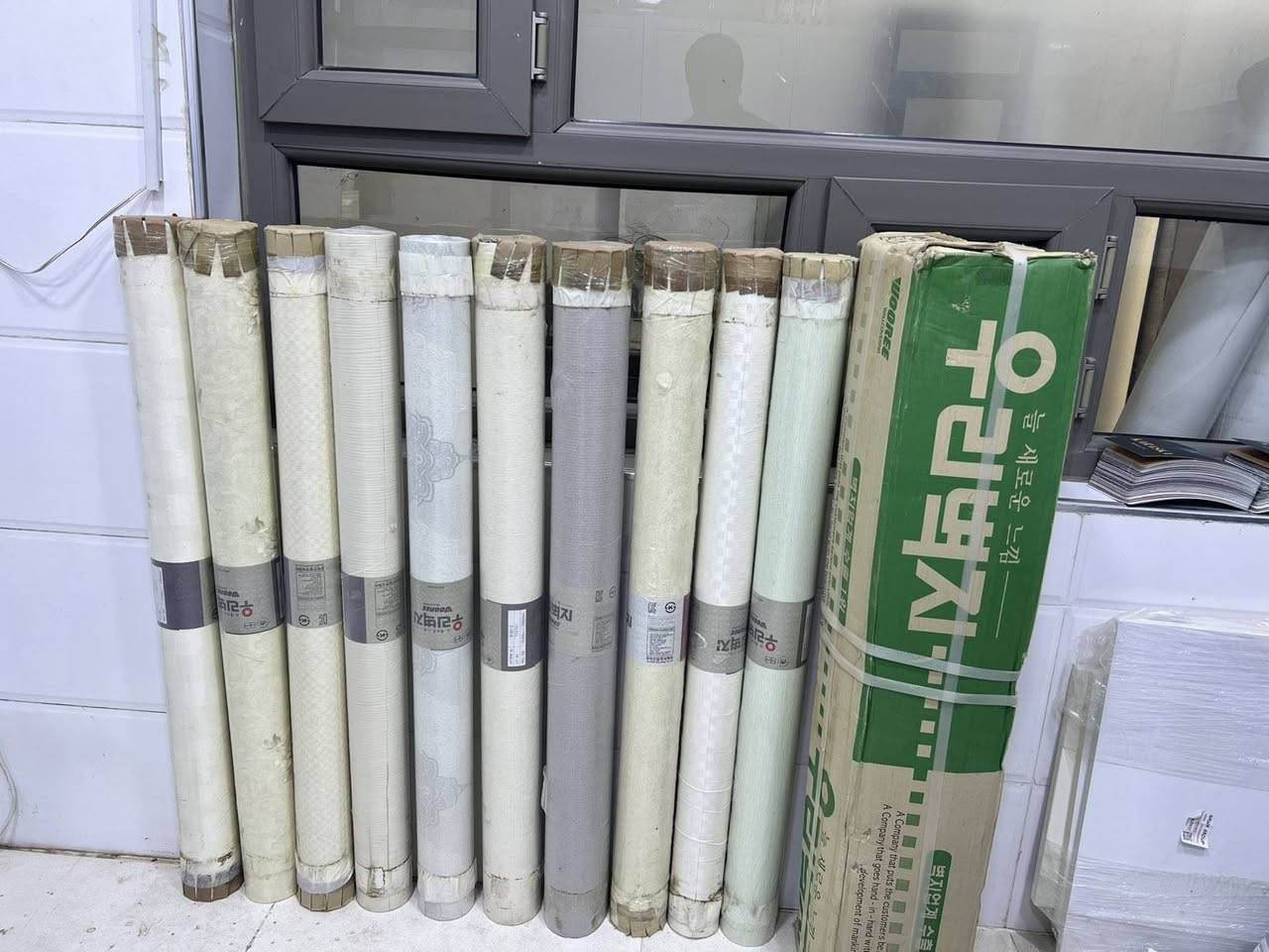 ورق جدران للبیع سعر مناسب 500کارتون متوفر سعر رولە 10الف دینار متوفر 50 لون کلها للبیع 
مکان.  السلیمانیة
***********
