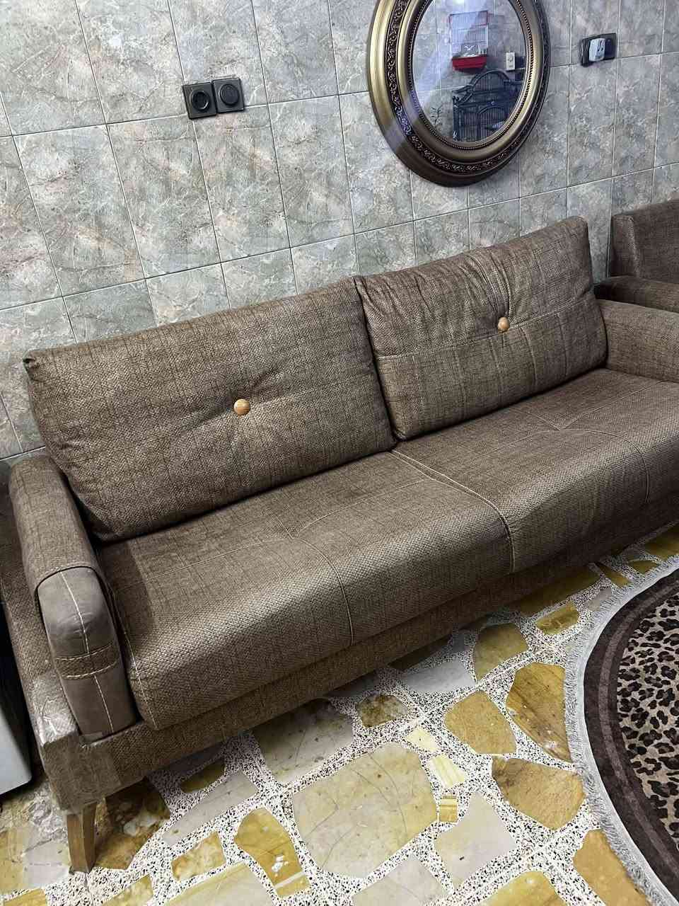 سلام عليكم تخم 10 مقاعد ويوجد مع كوشات مستخدم نظيف نضافه 95‎% بأمكانك تحوله الى سرير ويوجد بداخله مخزن العنوان سيديه ***********
