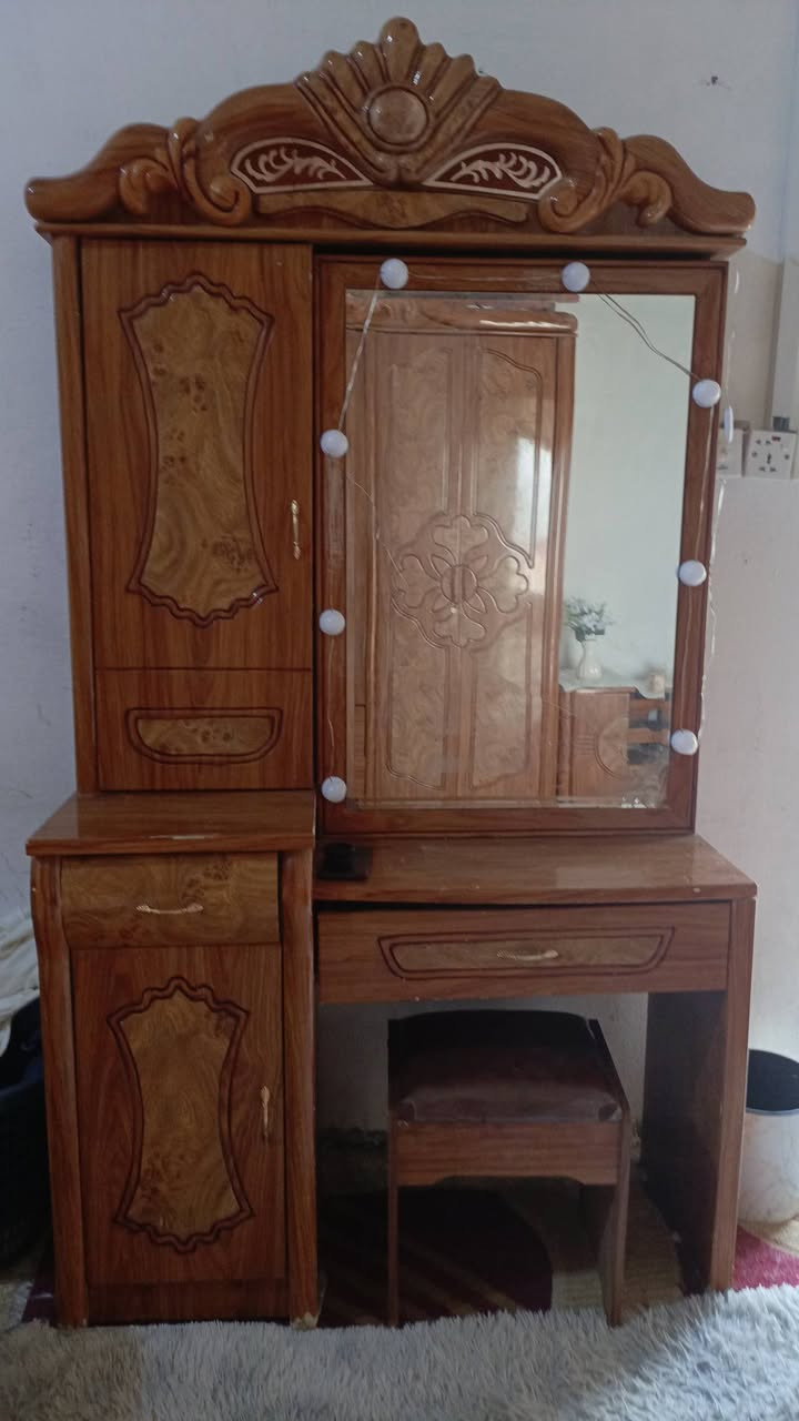 سلام عليكم غرفه نوم البيع كامله من كل شي شويه ردله ترتيب سعر 250 الف عنواني كرمه علي ***********
