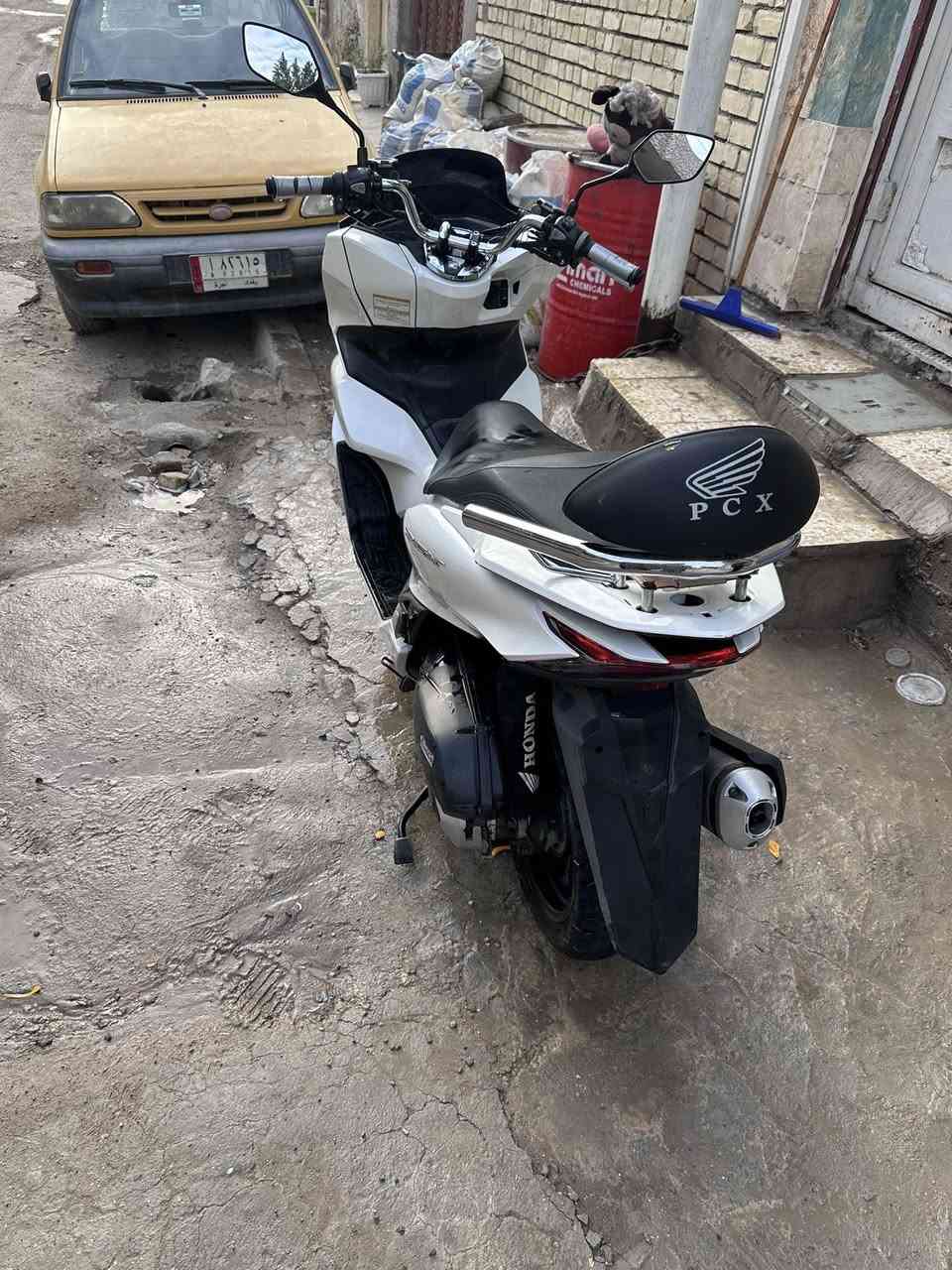 سلام عليكم pcx جيل رابع وارد كوري دراجه نضيفه المكينه برغي ما مفتوح بيهة دراج احله من الصور دراجه وياهة تجوه +درع  الصلي +خوذه  +منضومه سماعات  السعر 16 ونص العنوان بغداد حي أور ***********
