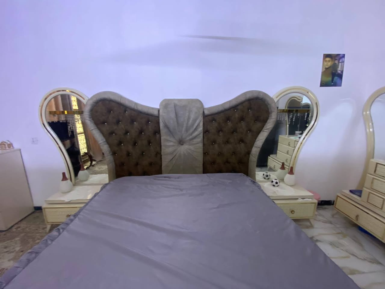 السلام عليكم عندي غرفه للبيع سعر 450 بغداد حق اتصال***********
