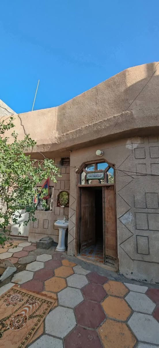 🌹السلام عليكم🌹
تحيه طيبه *********** 
يعلن مكتب نور الذهبي✨
 عن توفر دار سكن للبيع
المساحه ١٨٠متر 🏠
 ابو الخصيب ابو الجوزي
قرب الملعب الخماسي 
يبعد كيلو متر عن🧍🏼‍♂️
الشارع السايديين
يحتوي البيت
غرف عدد3
ديوان وصاله
مطبخ وصحيات
وكراج بناء قديم نوع العقار طابو زراعي عراقي سند 25 
مجاري البيت على النهر🌊
بناء بلوك سعر البيت ٨٥مليون وبي مجال 
⚠️البيت على تبليط وليس فرعي⚠️ للستفسار 
*********** يوجد وتساب علي الرقمين
