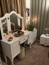 ميز تواليت ومجرات ملابس اطفال او حسب استخدامكم للبيع ثنينهم ب١٢٠ الف ا...