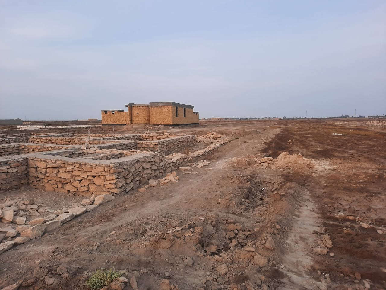 السلام عليكم...
4 قطع طابو زراعي تبعد عن الوركاء 1كم وعن الشارع العام 400 م مساحة كل قطعة 300 م باسعار مناسبة توجد في حي قيد الانشاء يحتوي اساسات جديدة وبيوت ترتبط بشارع سالك للشارع العام على الطريق بين الوركاء وال جريب للاستفسار المراسلة او الاتصال ***********
