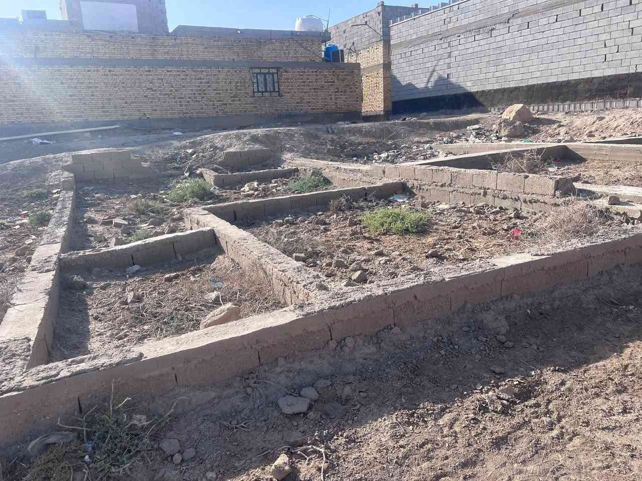 قطعه ارض للبيع 900متر مع بيت هيكل العنوان الصالحيه السده قرب منتجع السعاده ***********

