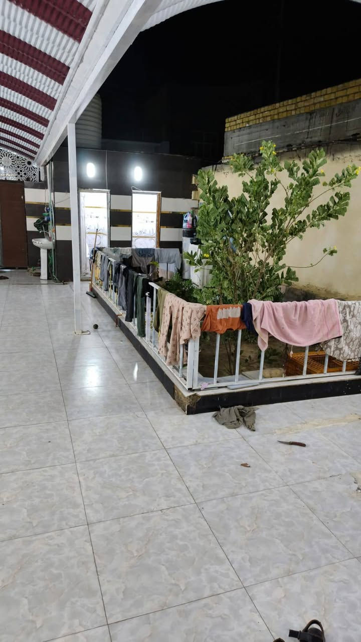 للبيع بيت زراعي مساحه ٢٠٠ متر منطقه الصخين حي الجامعه ذي قار  كونكريت مسلح مع غرفتين وصاله مطبخ وصحيات منور خلف بيت طابوك مع بعض الثاث كافت الخدمات سعر مناسب نزله مختار الصخين مقبيل بيت المختار عرض الشارع١٥ متر شغل بيت درجه اولى سعر بعد التصال ***********
