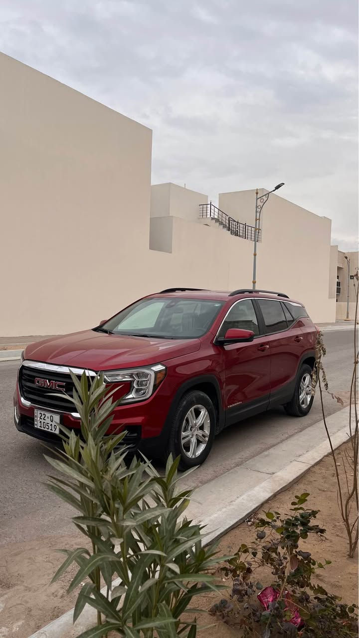السلام عليكم

🚗 الموديل: GMC TERRAIN 2024

اللون: ماروني
المكان: البصرة – الزبير 
🔧 
المواصفات التقنية
🛠️ المحرك
 • نوع المحرك: 4 سلندر تربو
 • السعة: حوالي 1.5 لتر
 • القوة: تقريباً 170 حصان
 • العزم: حوالي 250 نيوتن·متر
⚙️ النقل
 • القير: أوتوماتيك 9 سرعات
 • نظام الدفع: أمامي (FWD) – في بعض الفئات يوجد دفع رباعي
⛽ استهلاك الوقود
 • داخل المدينة: حوالي 12–14 كم/لتر
 • على الطرق المفتوحة: حوالي 14–18 كم/لتر
 • سعة خزان الوقود: حوالي 55 لتر
🧰 
المواصفات الداخلية والراحة
🎛️ نظام الترفيه
 • شاشة لمس 7–8 إنش
 • دعم Apple CarPlay & Android Auto
 • مدخل USB متعدد
🌬️ تكييف
• تكييف أوتوماتيك
 • فتحات تكييف خلفية
🪑 المقصورة
 • جلد / مكس مريح
 • تعديل كهربائي للمقاعد (حسب الفئة)
 • مساند للذراعين
🔊 الصوت والراحة
 • نظام صوت جيد
 • عزل ممتاز للضوضاء مقارنة بسيارات نفس الفئة
🛡️ 
السلامة و المساعدة
 • ABS (فرامل مانعة للانغلاق)
 • EBD (توزيع قوة الفرامل)
 • TCS (نظام التحكم بالجر)
 • كاميرا خلفية
 • حساسات خلفية (حسب الفئة)
 • وسائد هوائية متعددة (أمام + جانبية)
📊 
الأبعاد
 • طول السيارة حوالي 4.6 متر
 • قاعدة عجلات واسعة ➜ راحة أكبر للركاب الخلفيين
 • شنطة خلفية ممتازة
🟢 نقاط القوة
✔️ تصميم خارجي جذاب
✔️ راحة داخلية عالية
✔️ اقتصادية نسبياً بالنسبة لحجمها
✔️ مناسبة للسفر والمشاوير اليومية
دهن حديد ألماني
وسونار جديد 
***********
السعر220 الزبير, البصرة
