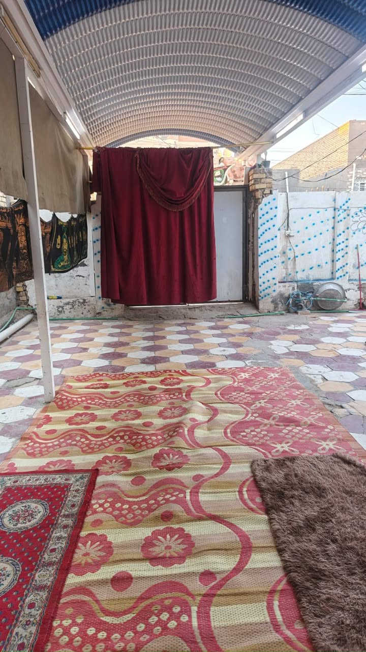 السلام عليكم بيت للبيع مساحة 210طابو صرف البيت بنيان قديم مستوى الشارع سقف ناصي كله بنيان طابوك ونضيف جداً غرفتي وصالة ومطبخ وستقبال ومدخل حمام داخلي تواليت خارجية عنوان ديوانية حي العسكري الثاني شارع ستين فرع حسينية ام البنين خامس بيت عن شارع العام 
سعر 110 رقم تلفون وبي واتساب 
***********
