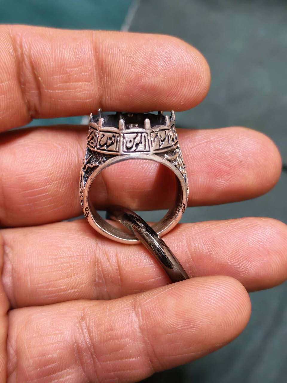 فضة ٩٢٥
جديد ماملبوس
الوزن ١٤ غرام ونص
سعرة ٤٥ يعني سعر الغرام ٣٢٥٠ تقريبا بسعر الكسر 
يوجد توصيل كافة المحافظات


**إذا كنت صاحب هذا الإعلان وتريد حذفه لأي سبب، رجاءا أرسل رسالة إلى الدعم الفني**