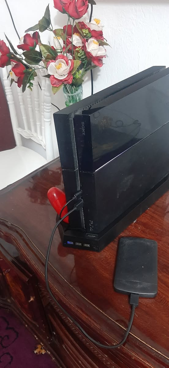 بلي ٤ نضافة ٩٠٪  مامصلح مفتوح علمود تنضف وحطيتله معجون حراري  بحيث صوت مروحة ماكو بلبداية لبلي سعرة ١٧٠ تجي اكو ملحقات وياه بكيفك تشتريهن او لا اولا هارد قاربة ٥٠٠كيكا تنضاف على جاهز يعني تحمل براحتك العاب سعرة ٤٠ وستاند يصير جوه لبلي يحتوي على ٣ مروحات للتبريد و٣ منافذ  USBومنفذين شحن على قاعده ليدى سعرة ١٠ الاف يدة الحمرة بأفضل حال ومابيه شي اما ليدى سودة ال R2و L2 خربانات يصلحن ب ٥
المكان بصرة قبلة تكدر تجي وتلعب براحتك وشوف
للتواصل واتساب: ***********
