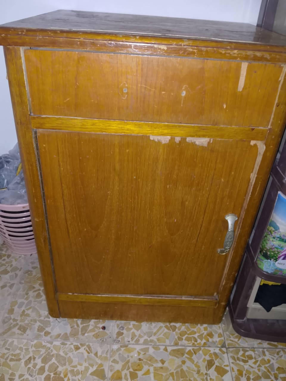 غرفه للبيع سعرهه 400 وبيها مجال للشراي مكان كربلاء رقم للتواصل ***********
