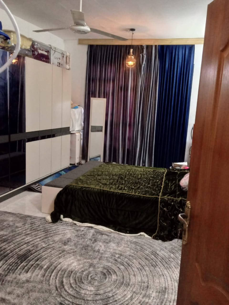 سلام عليكم يتوفر بيت مساحة ٣٠٠ متر يتكون من ٦  غرف وصاله ومطبخ وصحيات داخليه وخارجيه  طابو ملك صرف 
بيت بناء حديث  العنوان حي الإنتصار المربع اول مقابل مستشفى حماد شهاب قبل مرور الحسينيه ***********فلاح المرسومي 
***********ليث الدليمي
