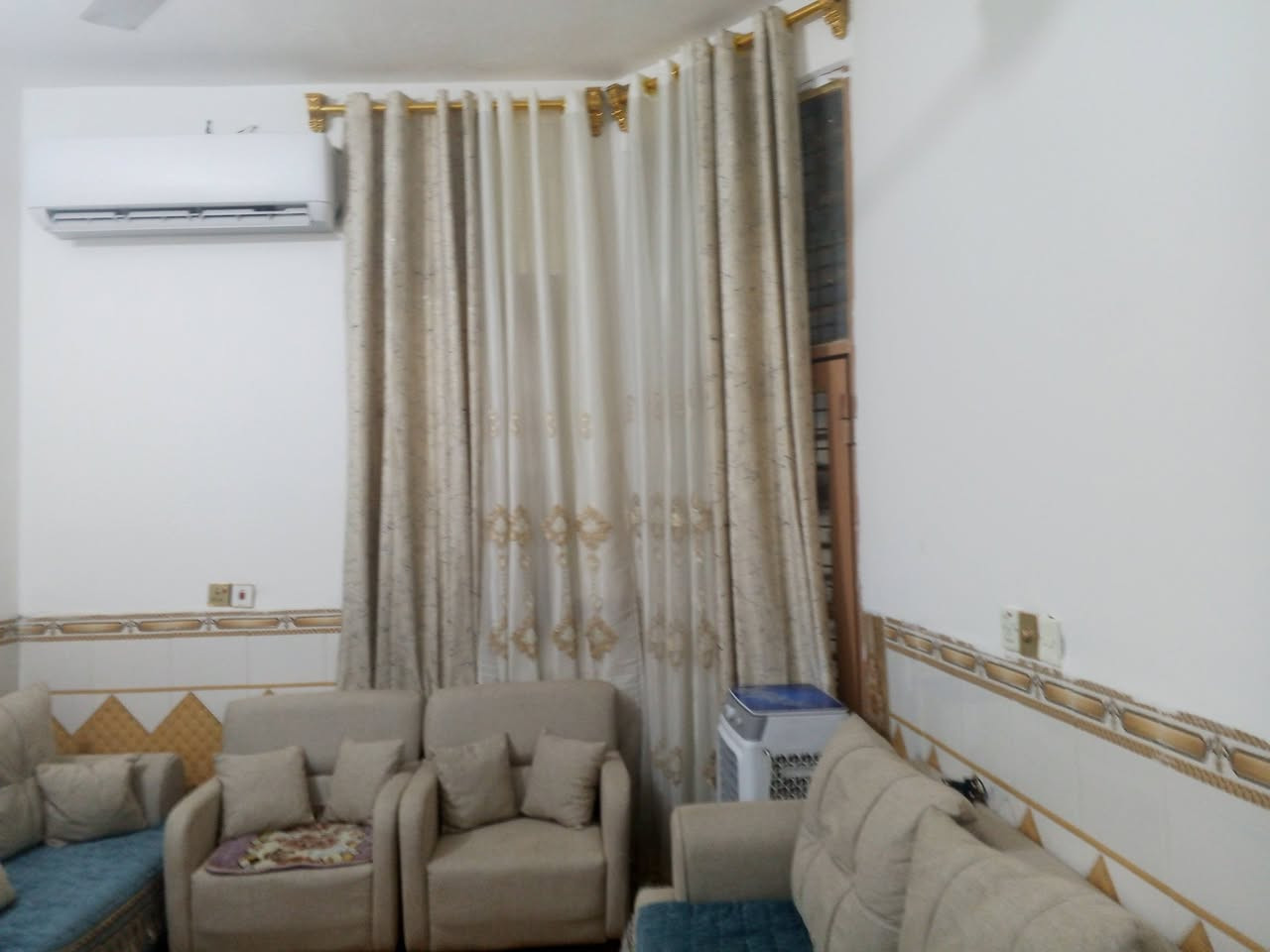 سلام عليكم بيت للبيع مساحته 90 واجهه 8 نزال ،10, سند 117 شبانات يم جامع السجاد رقم هاتف *********** بيه واتساب السعر 60
