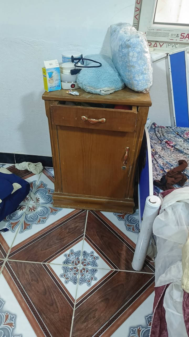 السلام عليكم
غراض لبيع 
ميز ابو المراه 
وزاويه
وكومدي عدد 2
ومال جربايه
الرقم
***********
