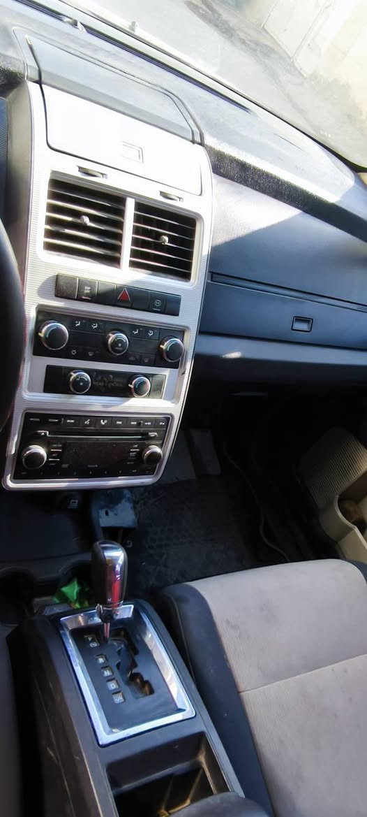 السلام عليكم  دوج جورني موديل ٢٠٠٩ رقم بغداد باسمي للبيع أو المراوس بأحدث  المواصفات 
سبعة راكب 
منظومة غاز بيها 
كشنها كهربائي 
محركها وكيرها جدد بالباكيت 
حداديتها جديده صارلي شهر من مسويها
دواخلها نظيفة 
السيارة بيها جهات جاردة وكما موضح في الصور 
السعر المطلوب ٨٧ وبيها مجال 
مكانها بالنجف 
رقم الهاتف *********** النجف, العراق
