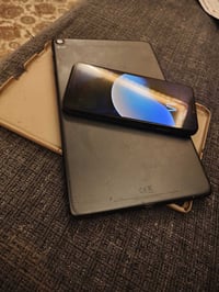 جهازين للبيع اكس ماكس وايباد سامسونك تاب الاكس يطفه ويشتغل فقط والباقي...