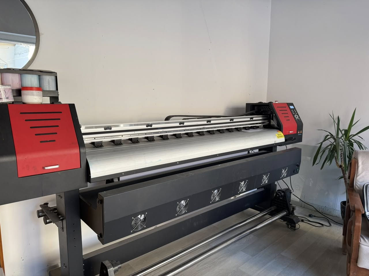 طابعة ايكو سولفنت فليكس للبيع
نوع الهيد ياباني استعمال قليل 
القياس 185cm 
للاستفسار *********** 
السعر ٢٠ ورقة فقط
